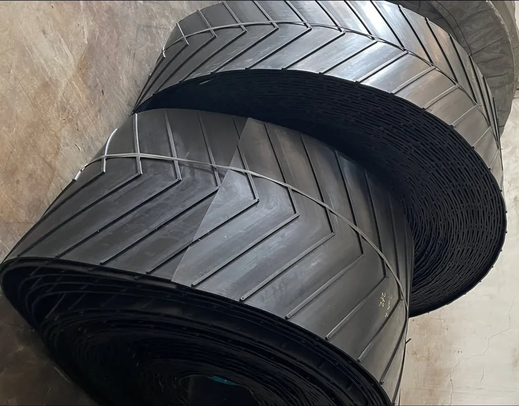 رول نوار نقاله آجدار لاستیکی برای انتقال مواد در مسیر شیبدار